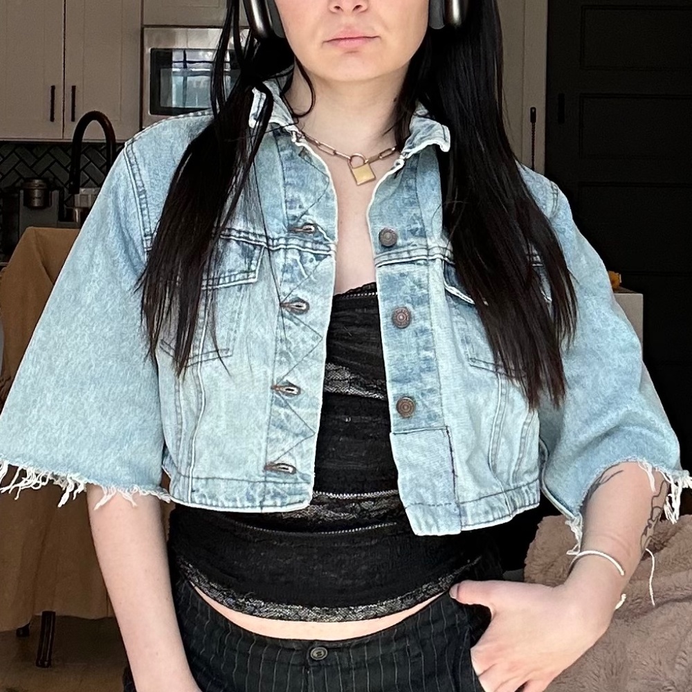 VINTAGE Light Wash Denim Cropped Cut Off Sleeve Jacket